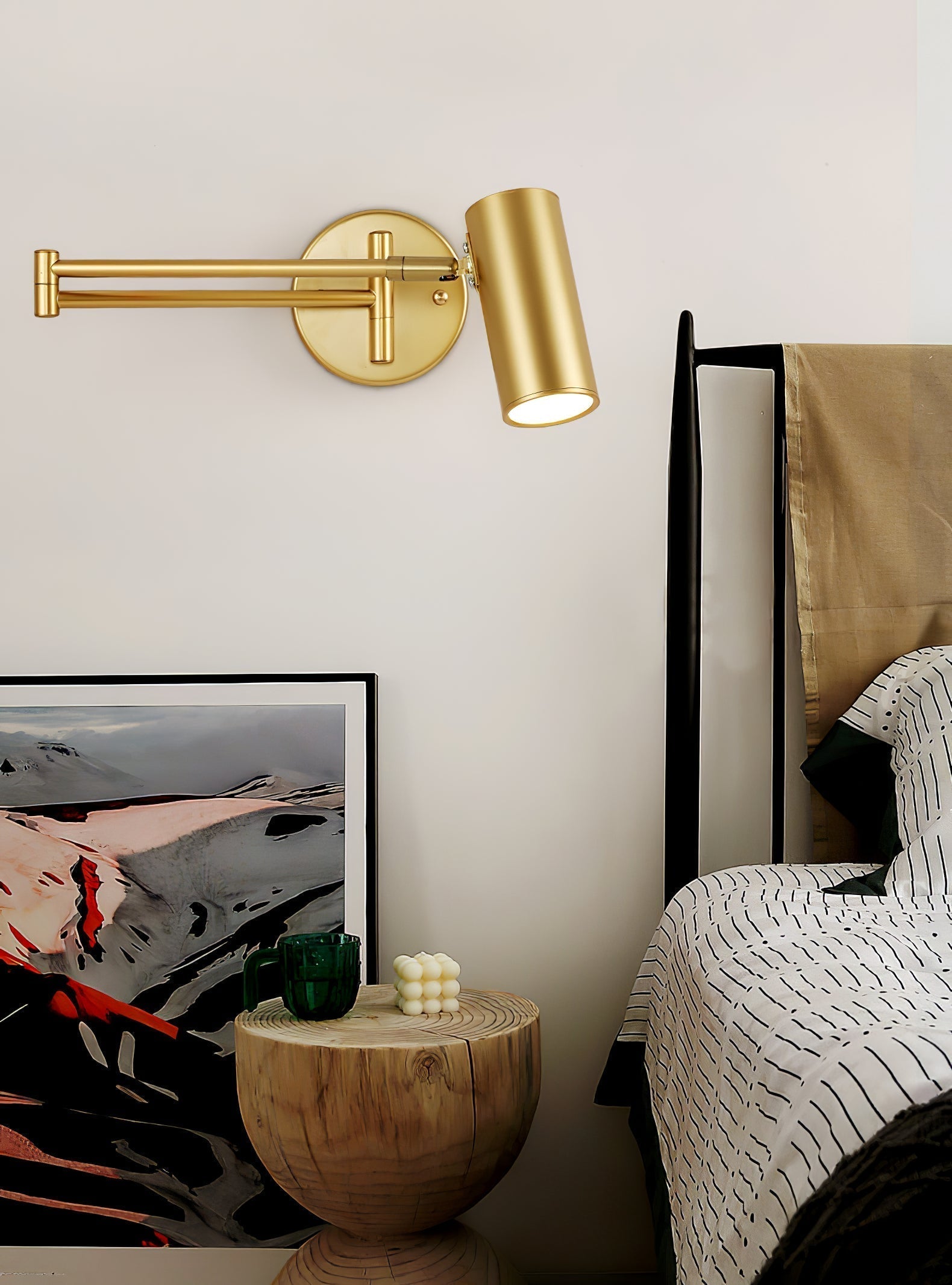 Justerbar svingarm vegglampe i høykvalitets metall med elegant design, perfekt for moderne interiør og optimal belysning.