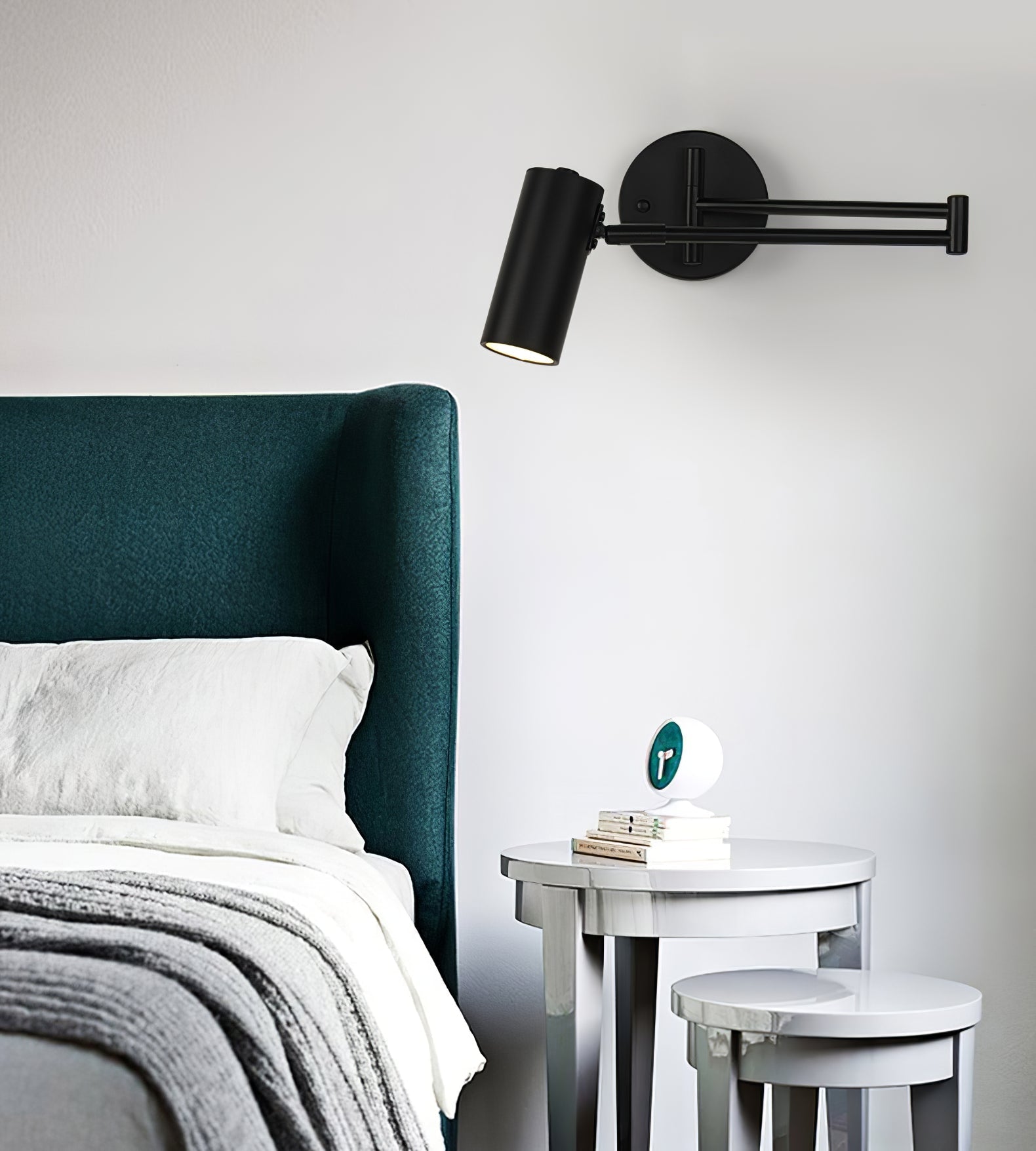 Justerbar svingarm vegglampe i høykvalitets metall med elegant design, perfekt for moderne interiør og optimal belysning.