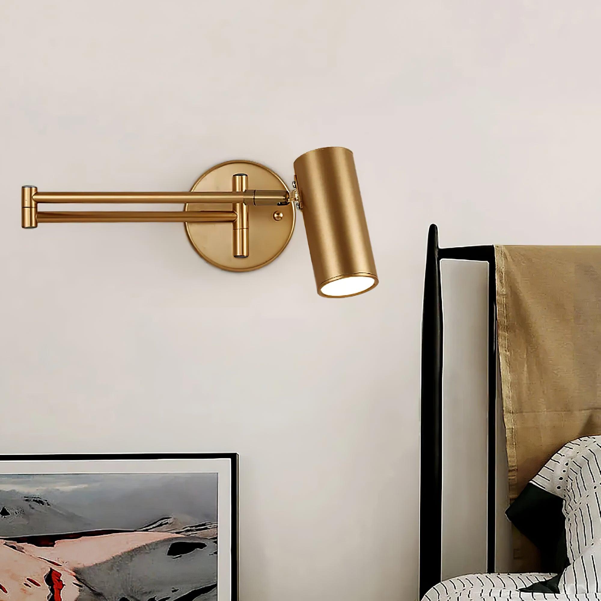 Justerbar svingarm vegglampe i høykvalitets metall med elegant design, perfekt for moderne interiør og optimal belysning.