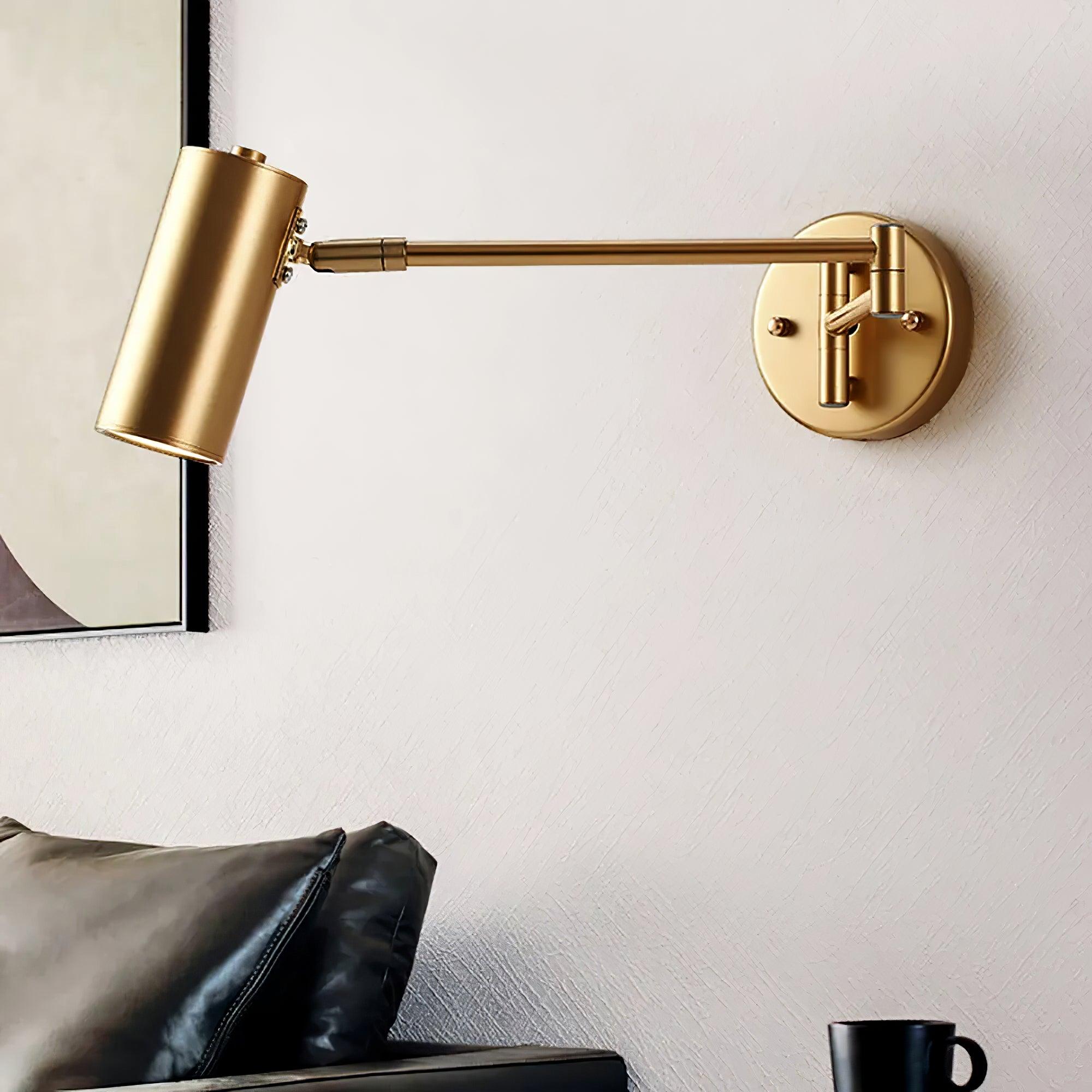 Justerbar svingarm vegglampe i høykvalitets metall med elegant design, perfekt for moderne interiør og optimal belysning.