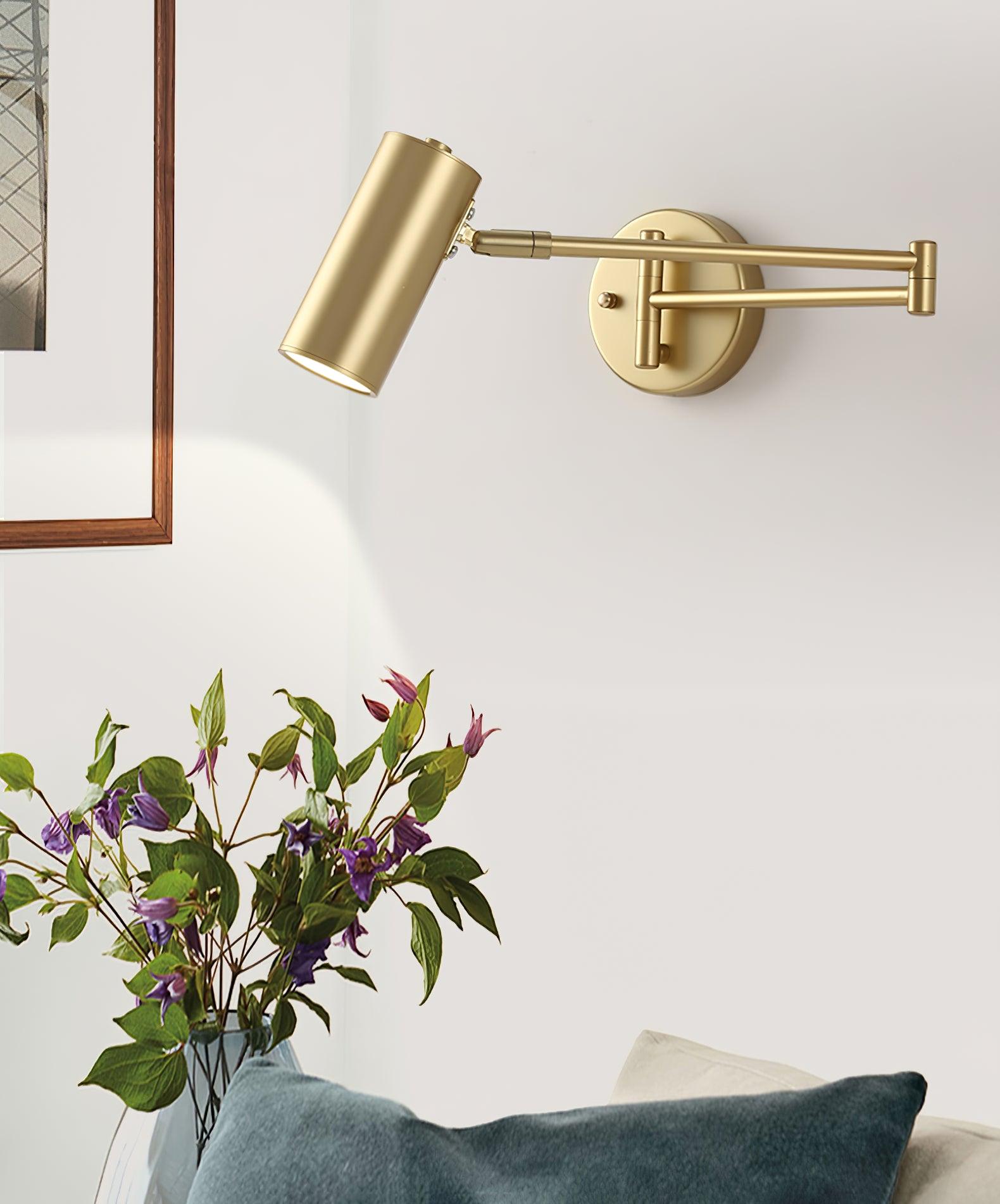 Justerbar svingarm vegglampe i høykvalitets metall med elegant design, perfekt for moderne interiør og optimal belysning.