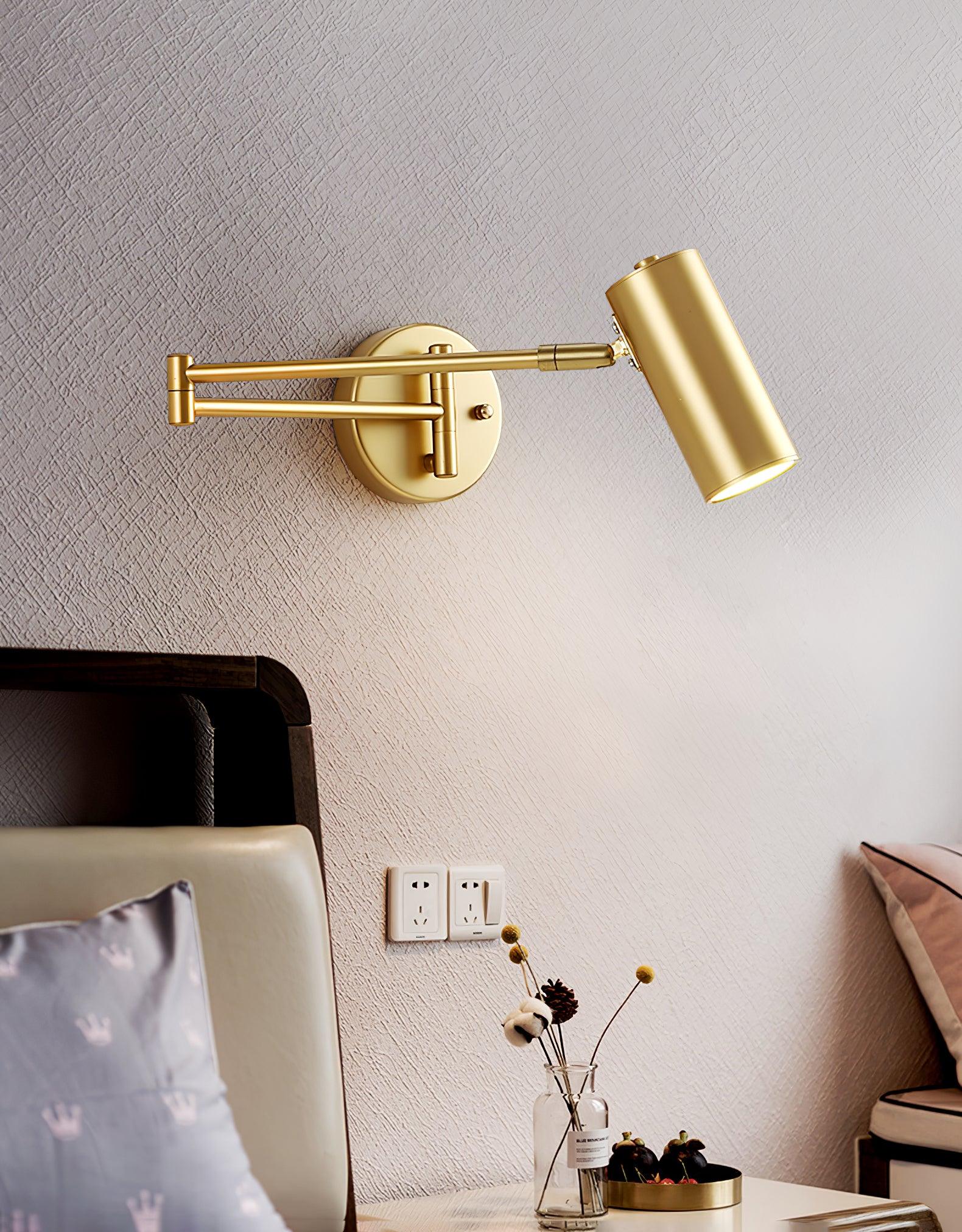 Justerbar svingarm vegglampe i høykvalitets metall med elegant design, perfekt for moderne interiør og optimal belysning.