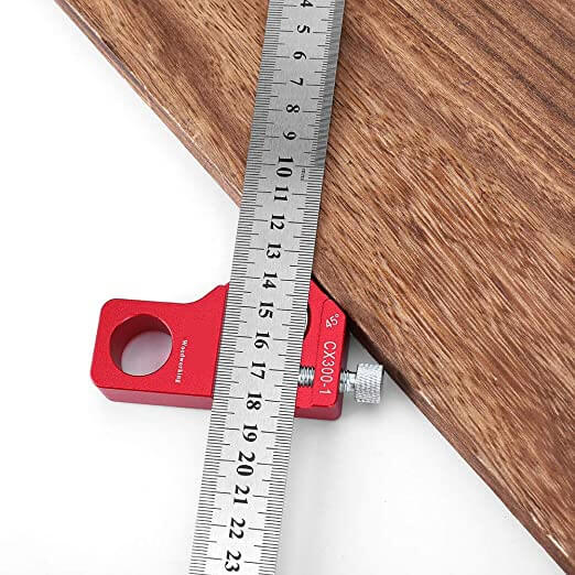 Smart justerbar linjal for håndverkere og DIY-entusiaster, perfekt for nøyaktig treoppmerking.