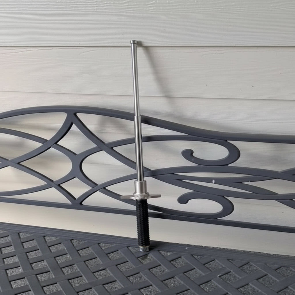 Nærbilde av ergonomisk håndtak på justerbar turstav, med praktisk håndstropp for sikkert hold.