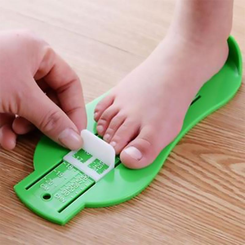 Justerbart måleverktøy i fargerik ABS for barnas føtter, 0-20 cm, i gul, rød, grønn og blå for riktig skostørrelse.