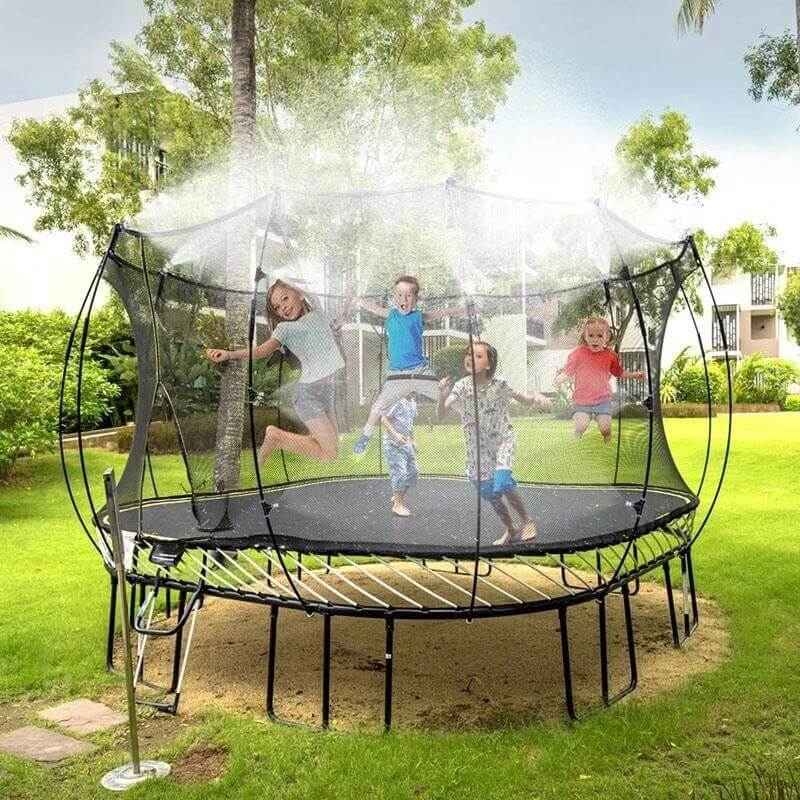 Komplett hageutstyr: justerbart vanningssystem med sprinklerfunksjon for allsidig plantepleie.