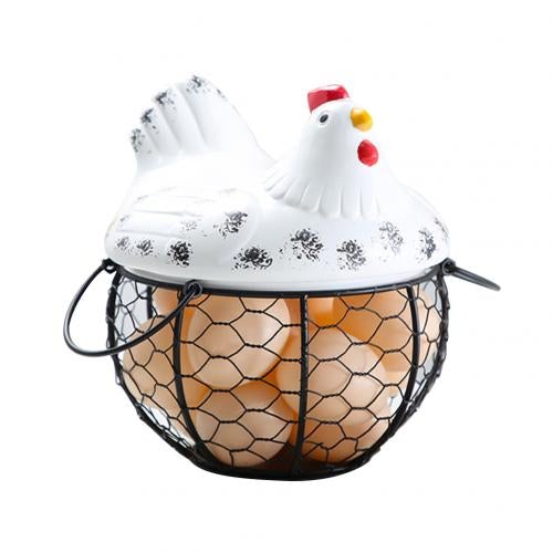 Keramisk eggekurv med hvit høne på topp, perfekt for landlig kjøkkenoppbevaring av egg.