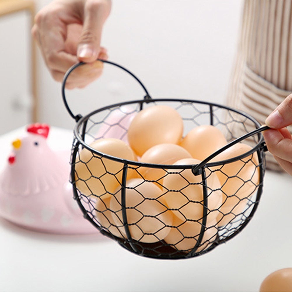 Elegant keramisk eggekurv med høne, klar for å fylles med ferske egg, et sjarmerende kjøkkenutstyr.