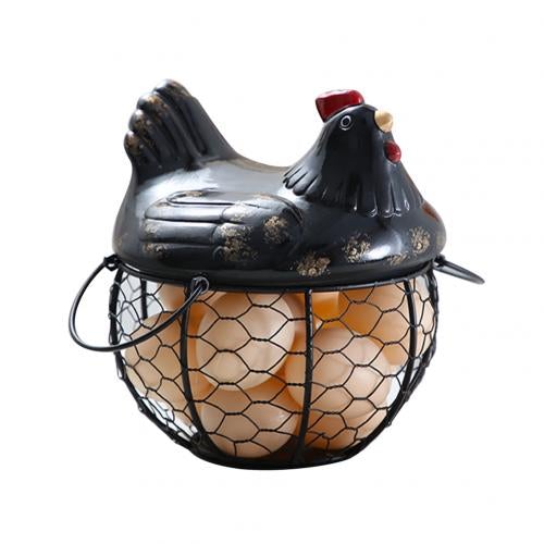 Detaljbilde av den håndmalte keramikkhønen på den stilige eggekurven for eggoppbevaring.