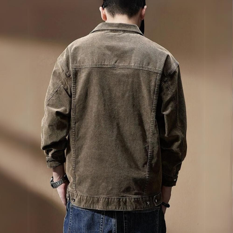 Stilig corduroy jakke for menn i khaki. Perfekt for casual bruk og komfortabelt høstantrekk.