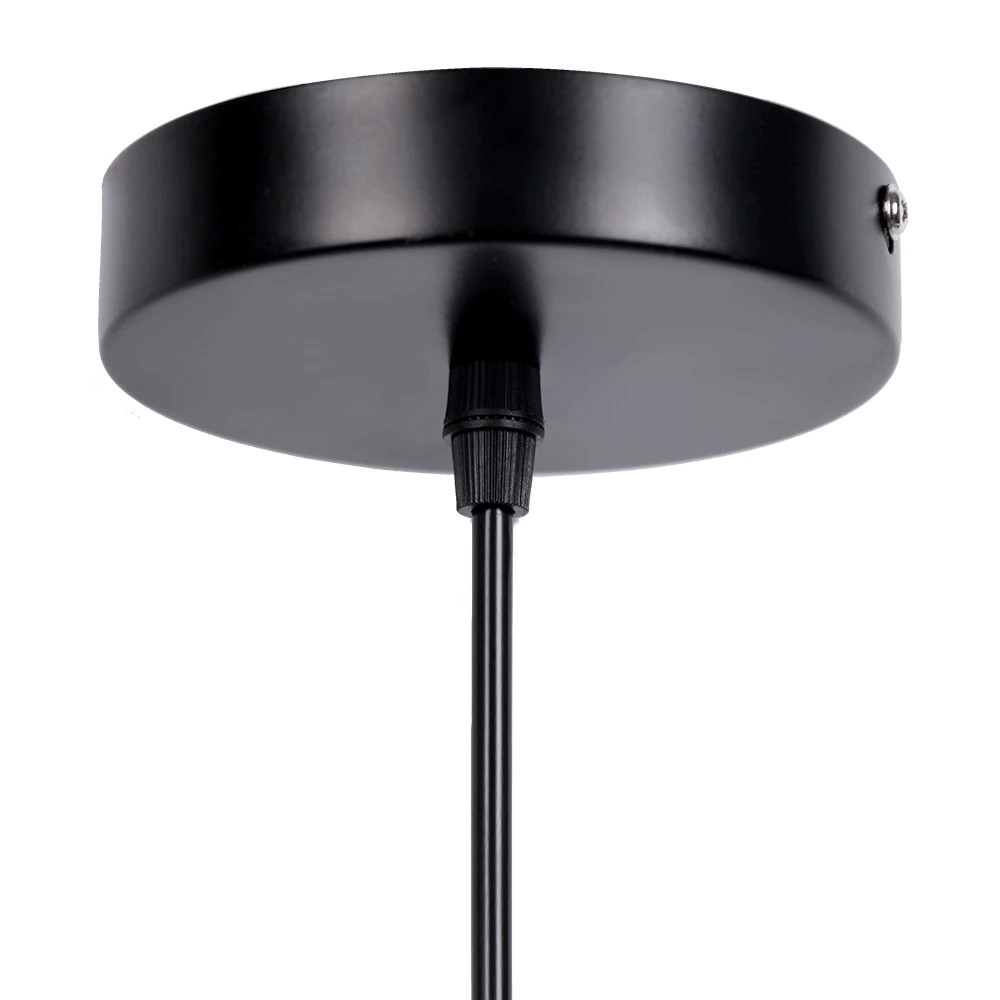 Kjegleformet pendellampe i antikk messing med svart aksent, vintage industridesign, justerbar kabel for stilfull belysning.