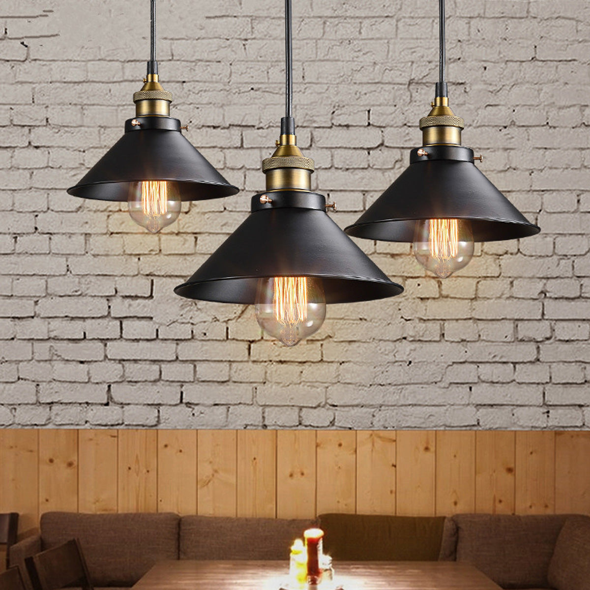 Kjegleformet pendellampe i antikk messing med svart aksent, vintage industridesign, justerbar kabel for stilfull belysning.
