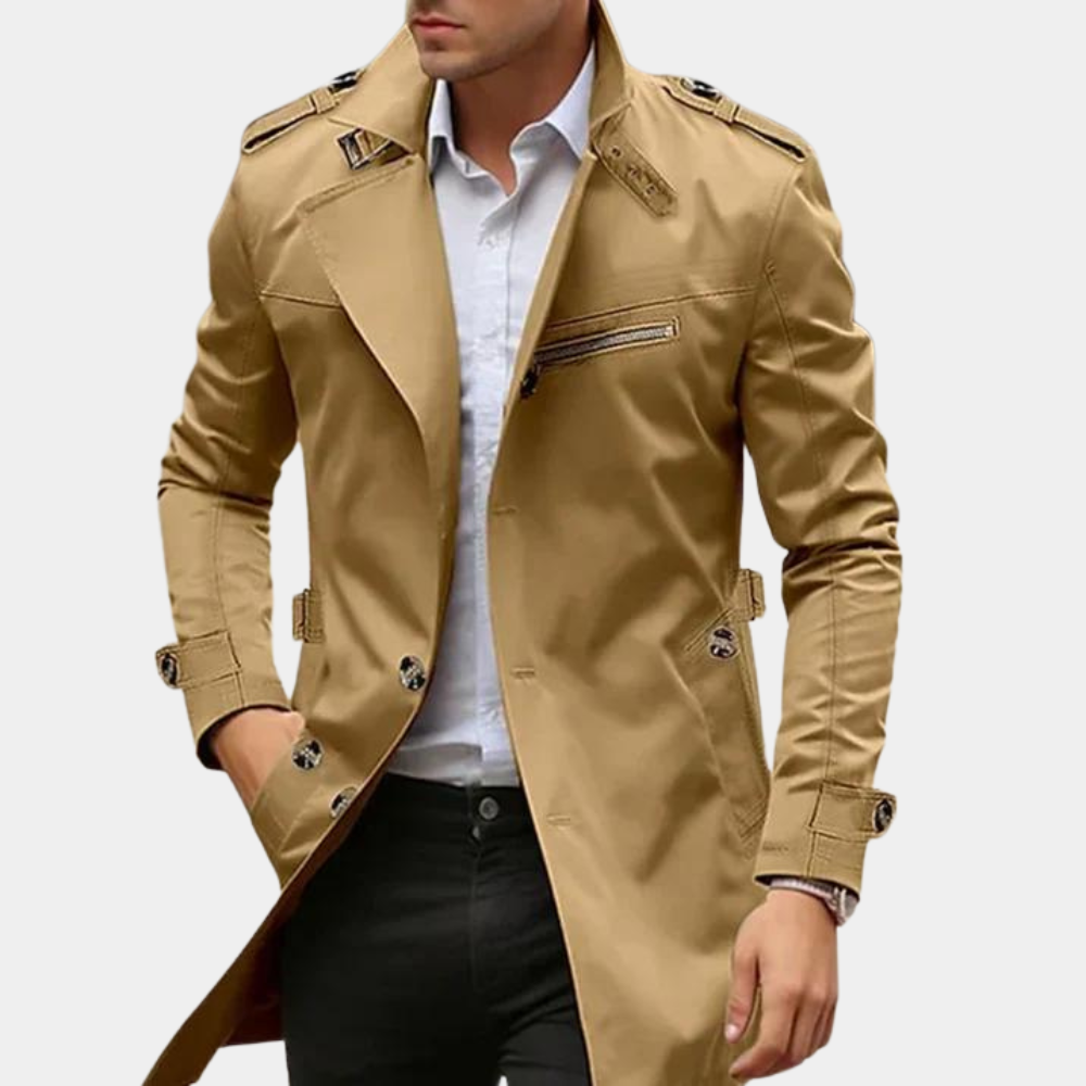 Detaljebilde av en herre trenchcoat: belte med spenne og doble knapper. Viser kvalitet og klassisk design.