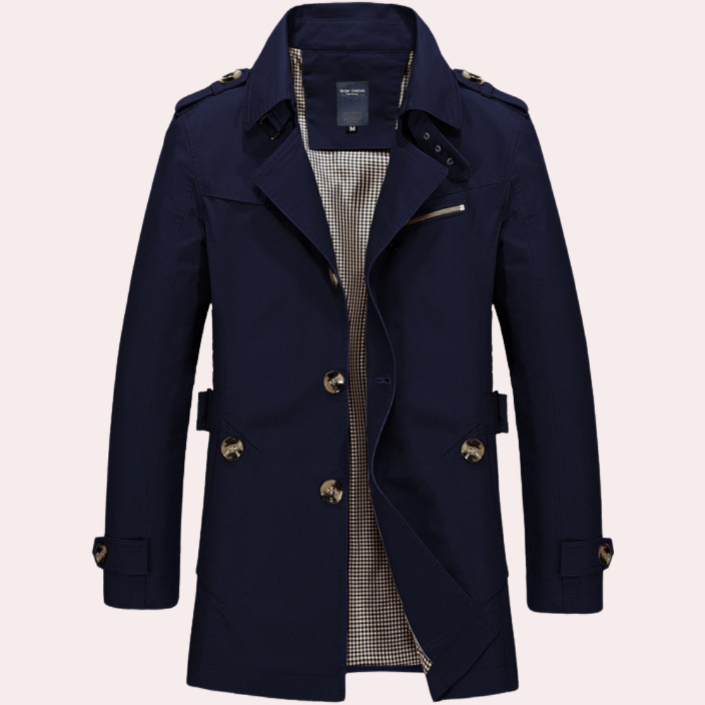 Nærbilde av stoffet på en klassisk herre trenchcoat, viser fin tekstur. En holdbar og stilfull overgangsjakke.