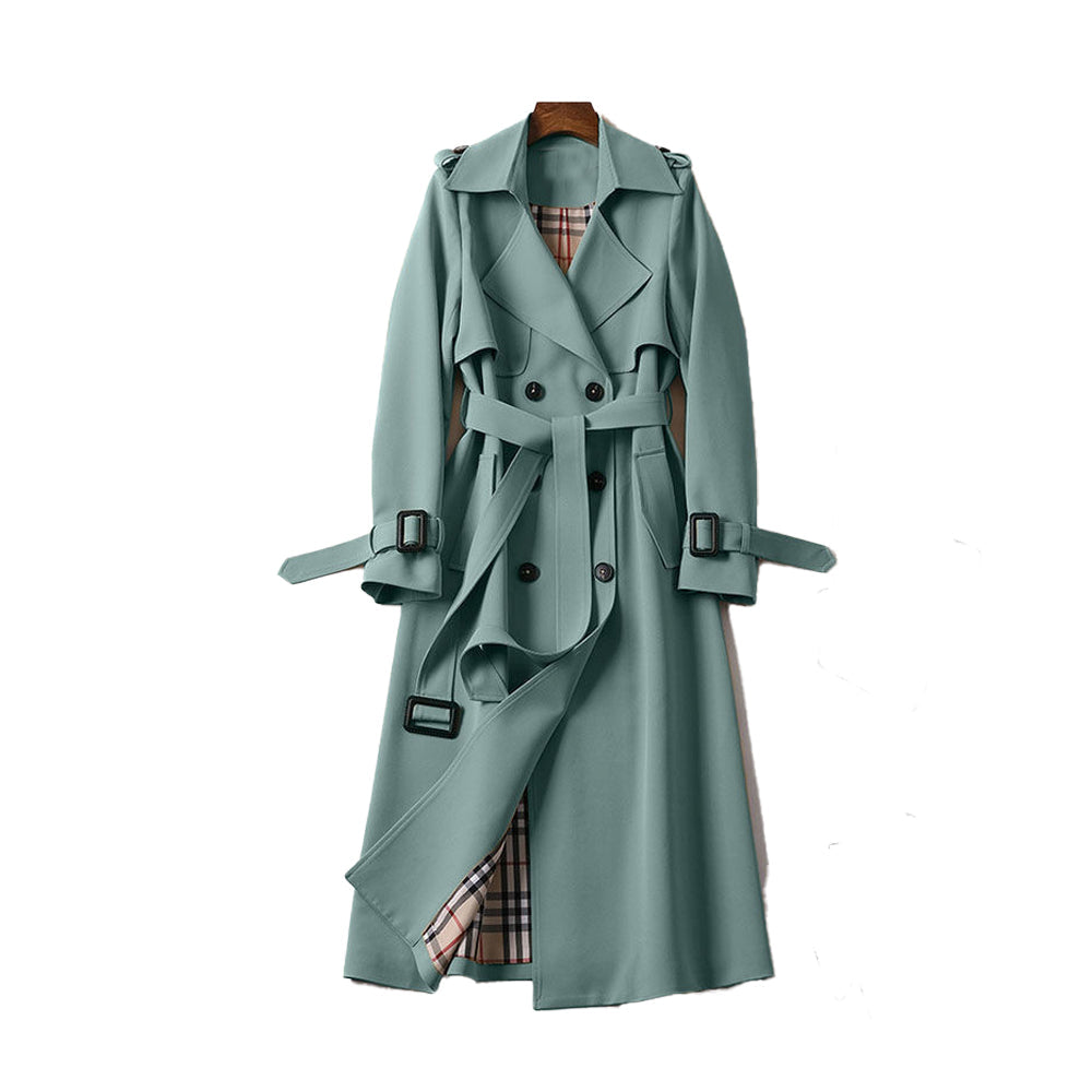 Helfigur av dame i elegant dobbelspent trenchcoat med belte, trendy yttertøy for kjølige dager.