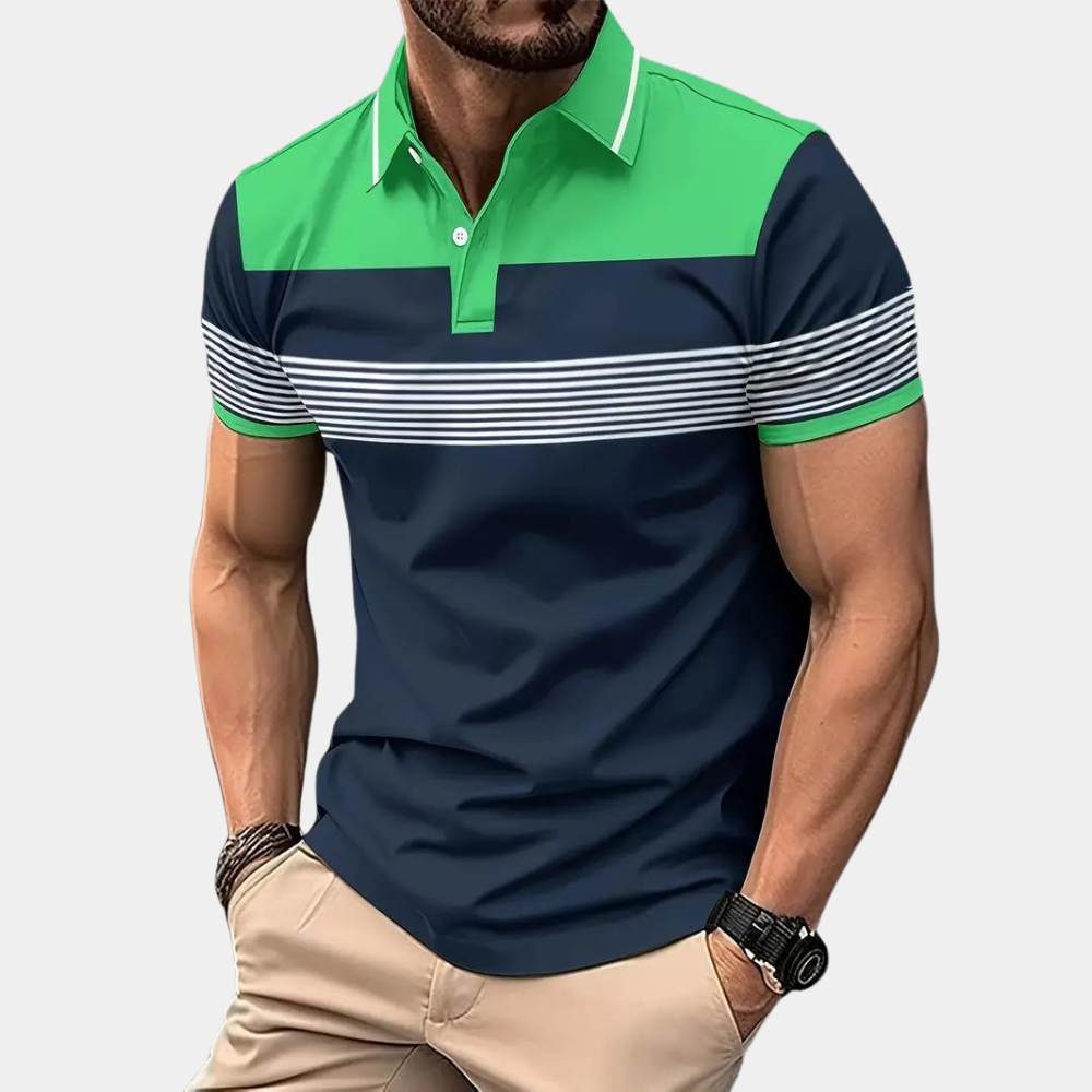 Herremodell bærer en klassisk poloshirt. Viser elegant, tidløs stil og komfortabel passform for menn.