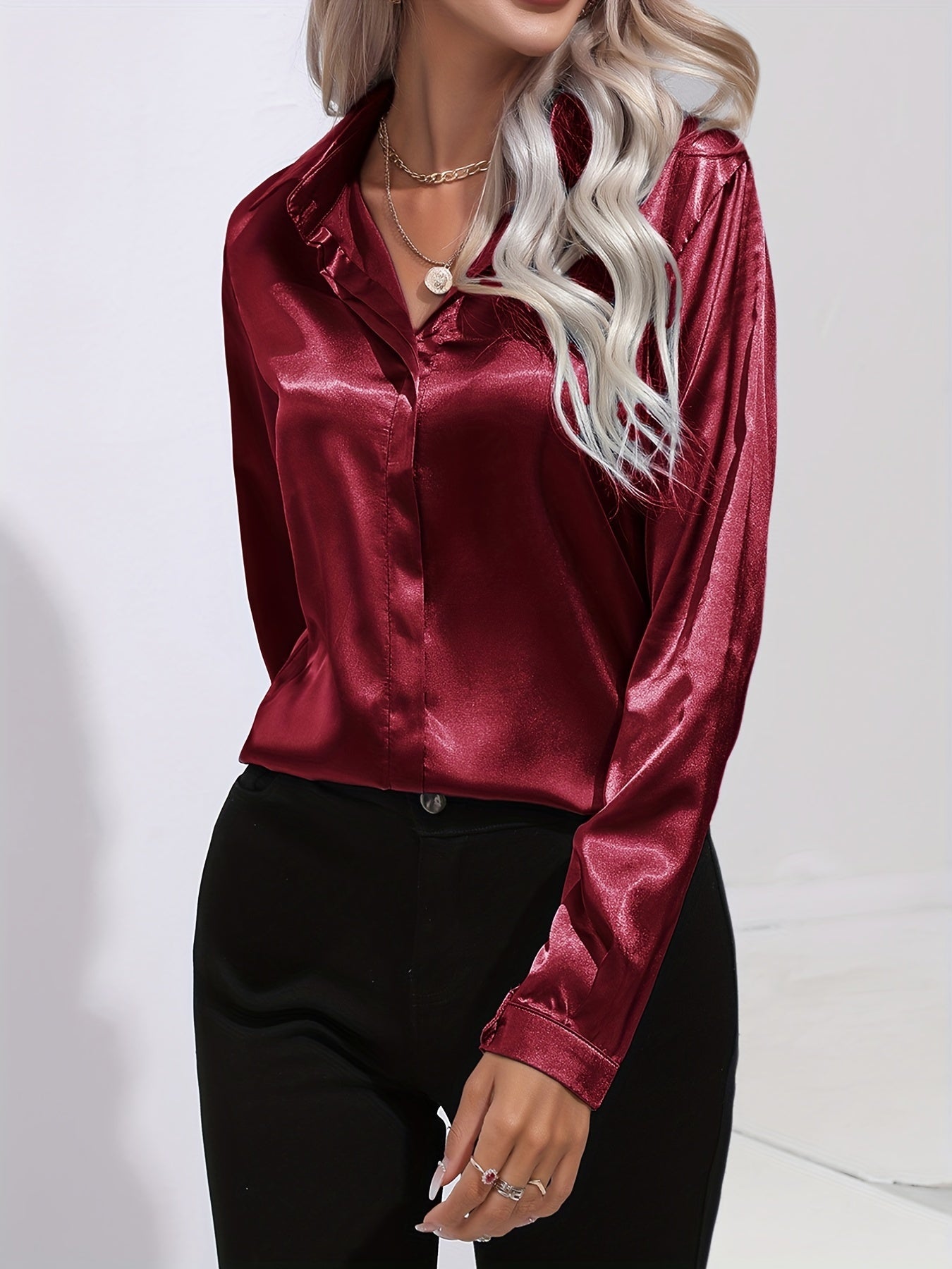 Ren hvit damebluse, tidløs og elegant, enkel å kombinere med andre plagg.