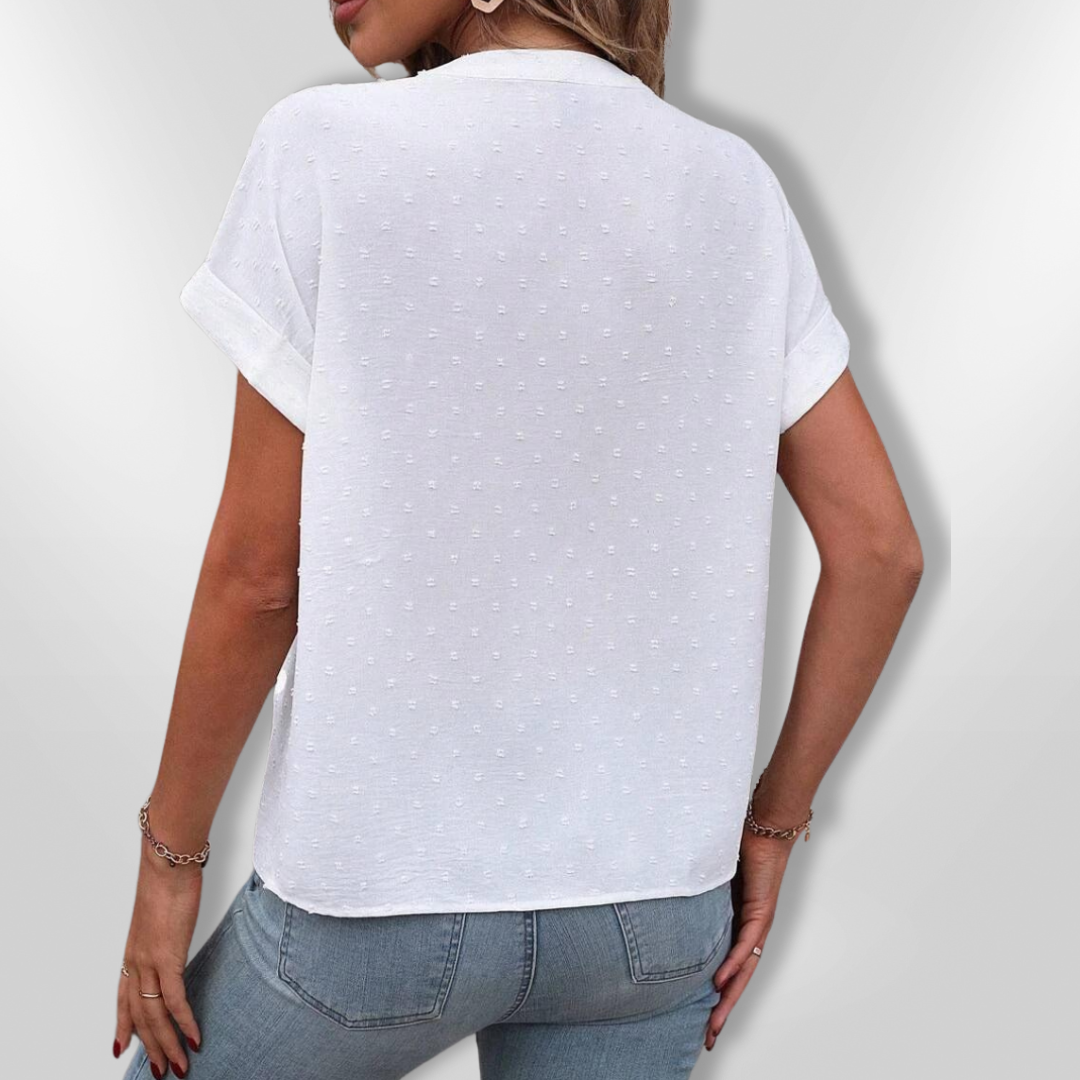 Komfortabel hvit damebluse med stilige knappedetaljer. En allsidig, elegant bluse for enhver kvinne.