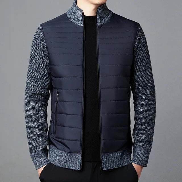 Svart strikket herrefrakk med klassisk design. Tidløst herreyttertøy for en elegant og komfortabel stil.