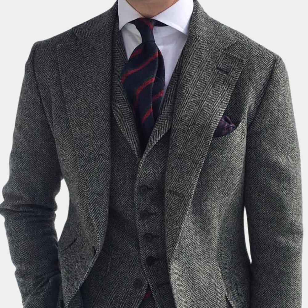 "Klassisk tredelt sommerdress for menn i grått, perfekt for stilfulle anledninger, med jakke, vest og bukser."