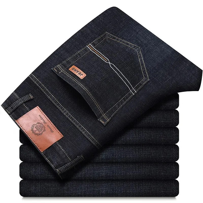 Klassiske blå herrejeans for hverdag og tidløs stil. Komfortable hverdagsbukser for menn.