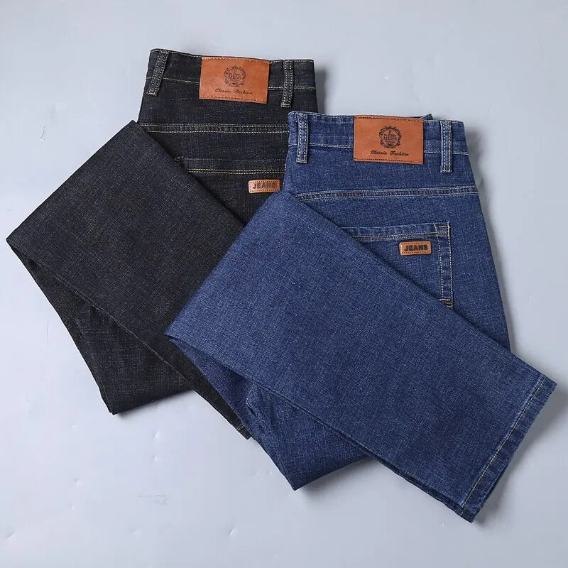 Komfortable hverdagsjeans for menn i tidløs blå farge. Allsidige jeans for fritid og stil.