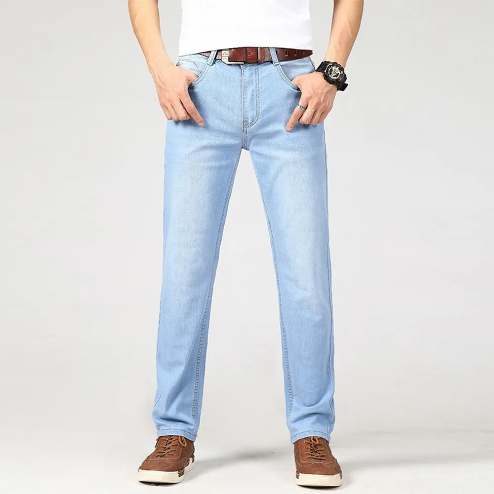 "Klassiske denimjeans for menn med rett ben, stretch-materiale, tidløst design og perfekt passform for stil og komfort."