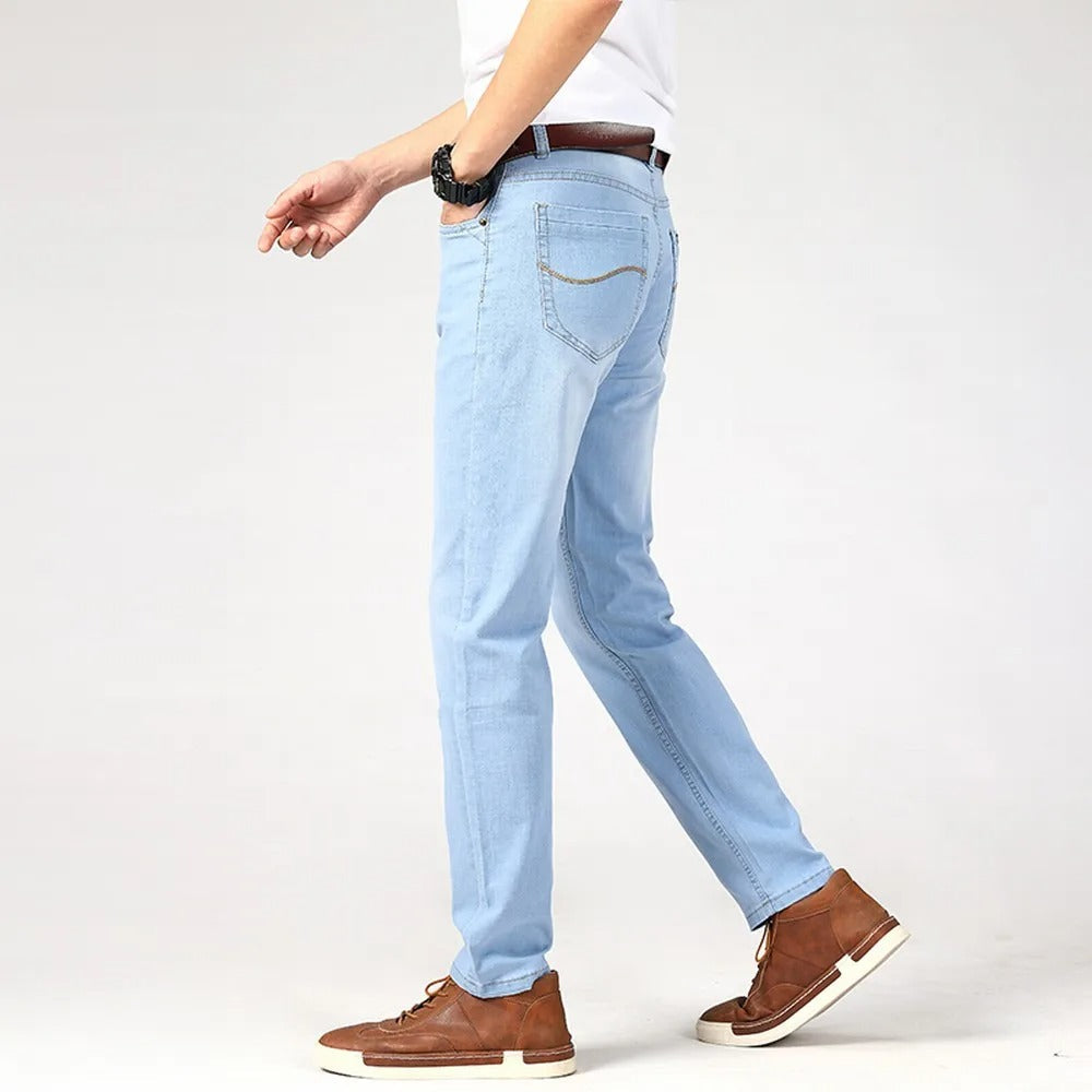 "Klassiske denimjeans for menn med rett ben, stretch-materiale, tidløst design og perfekt passform for stil og komfort."