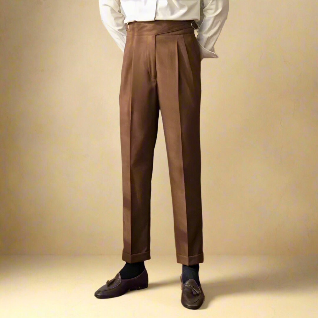 Tidløse herrebukser med høy midje i klassisk design. Essensielle for en formell eller hverdagslig garderobe.