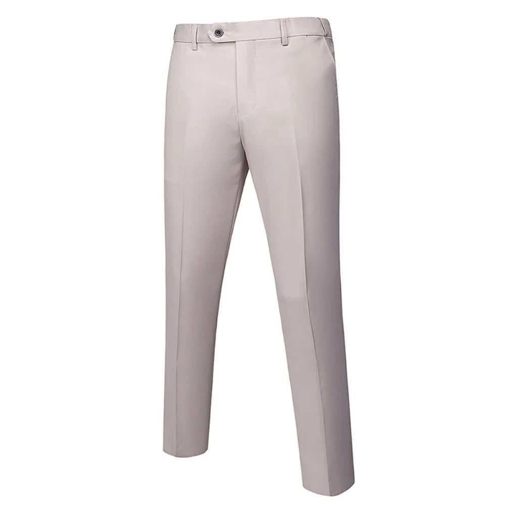 Nærbilde av elegant dressbukse i komfortabelt stoff for menn. Ideell for arbeid og business casual.