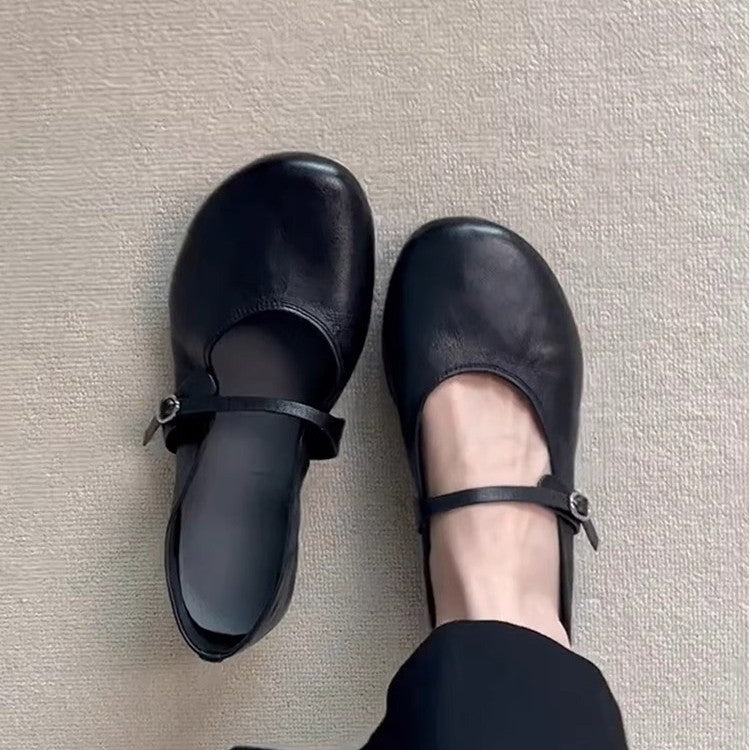 "Klassiske Mary Jane ballerinas i lær med justerbar stropp, elegant avrundet tå og komfortabel polstret innersåle."