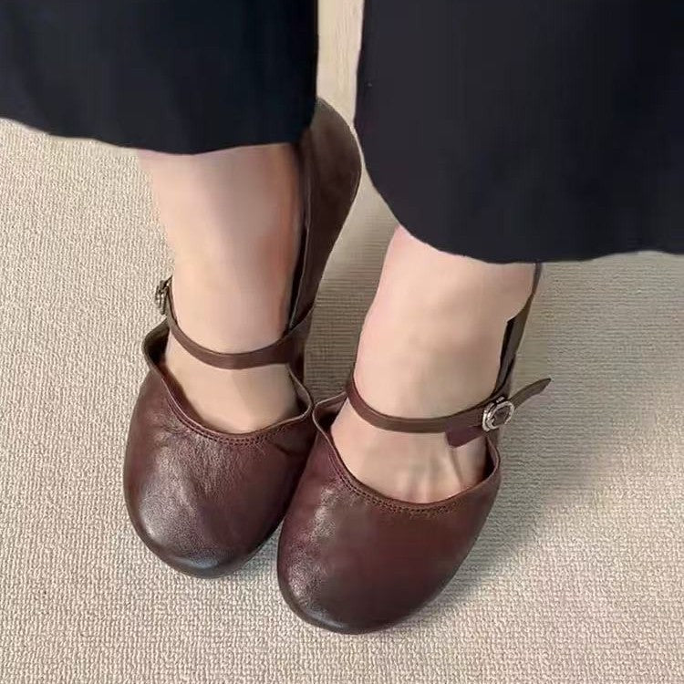"Klassiske Mary Jane ballerinas i lær med justerbar stropp, elegant avrundet tå og komfortabel polstret innersåle."