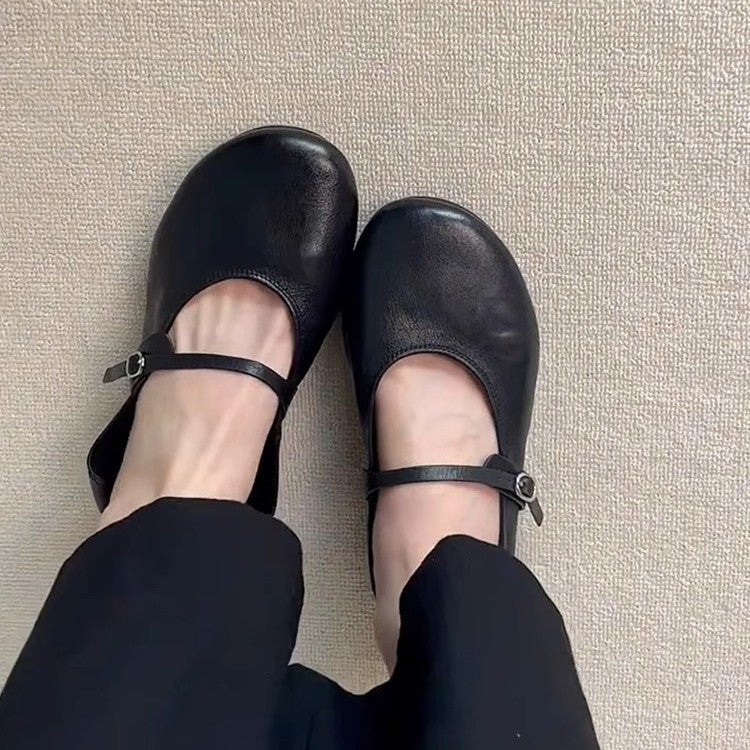 "Klassiske Mary Jane ballerinas i lær med justerbar stropp, elegant avrundet tå og komfortabel polstret innersåle."