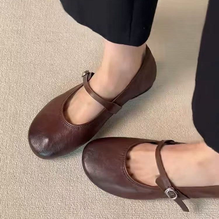 "Klassiske Mary Jane ballerinas i lær med justerbar stropp, elegant avrundet tå og komfortabel polstret innersåle."
