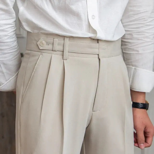 Allsidige klassiske herrebukser i beige, perfekte for både formelle og uformelle antrekk.