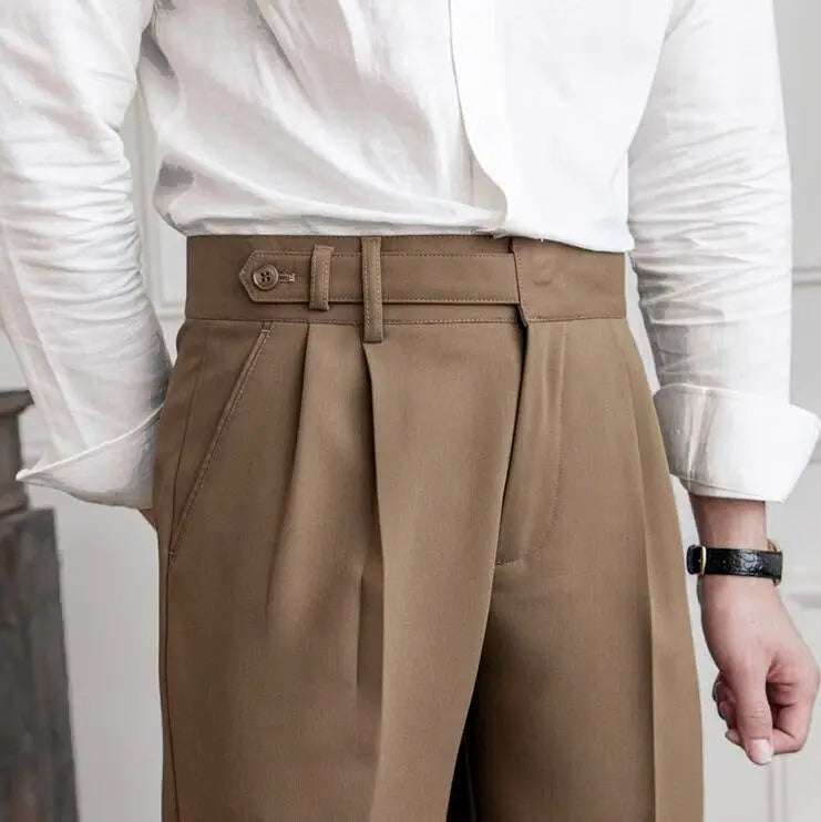 Mann iført formelle antrekk med skreddersydde svarte bukser, elegant og stilrent for kontoret.