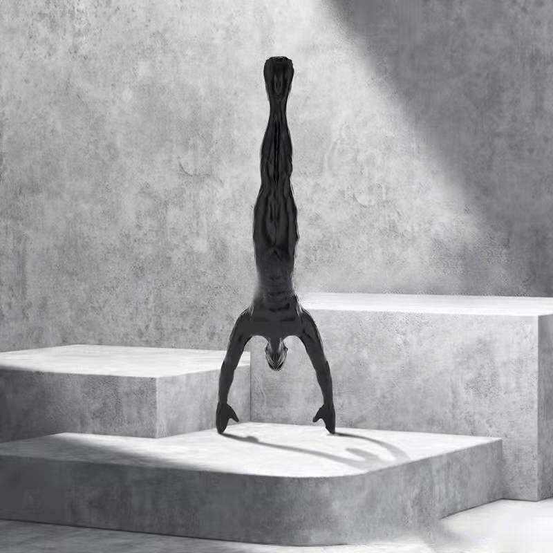 "Klatrende svart veggstatue i 3D resindesign, gir kunstnerisk preg og dybde til hjemmets interiør. Enkel installasjon."