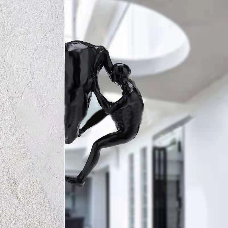 "Klatrende svart veggstatue i 3D resindesign, gir kunstnerisk preg og dybde til hjemmets interiør. Enkel installasjon."