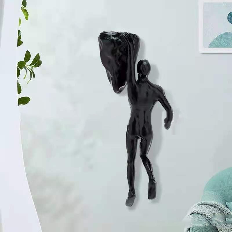 "Klatrende svart veggstatue i 3D resindesign, gir kunstnerisk preg og dybde til hjemmets interiør. Enkel installasjon."