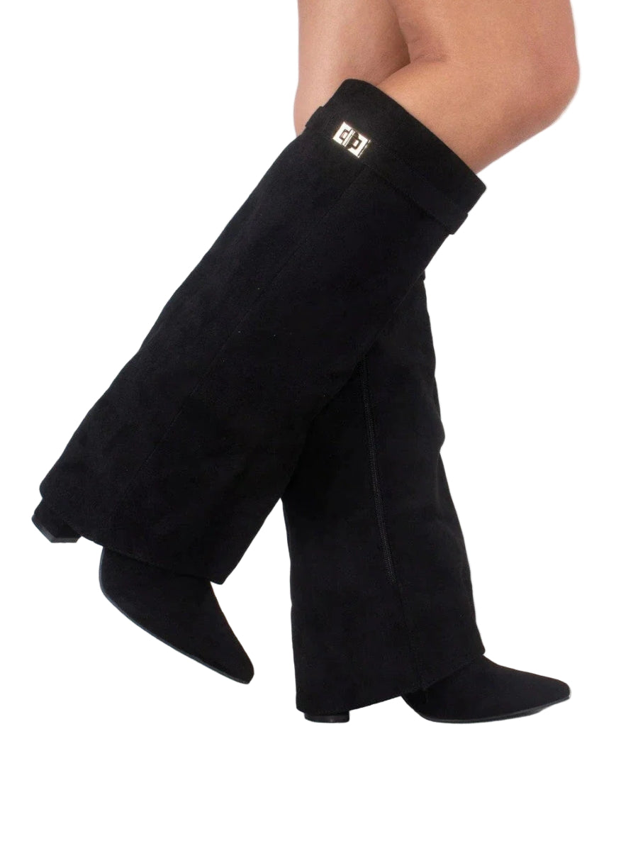 Knehøye kvinneboots i beige skinn med moderne blokkhæl, elegant design for hverdagsbruk.