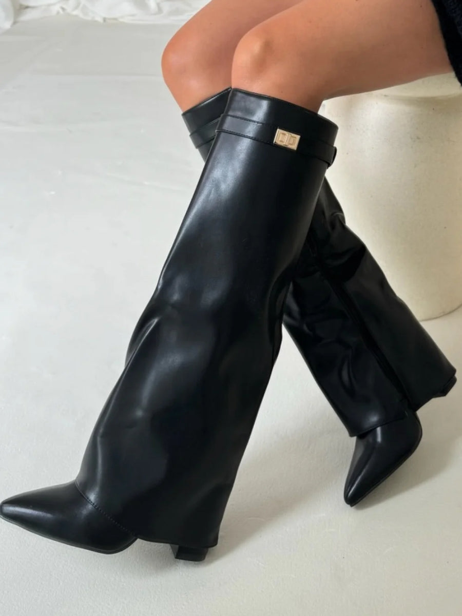 Allsidige knehøye kvinneboots i beige/brun, med moderne blokkhæl for en elegant hverdag.