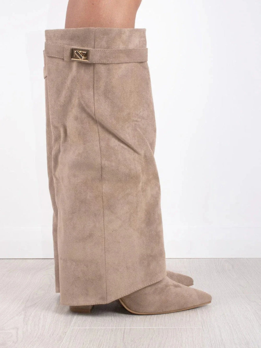 Elegante skinnstøvler for kvinner, knehøy design med moderne blokkhæl i brun/beige nyanse.