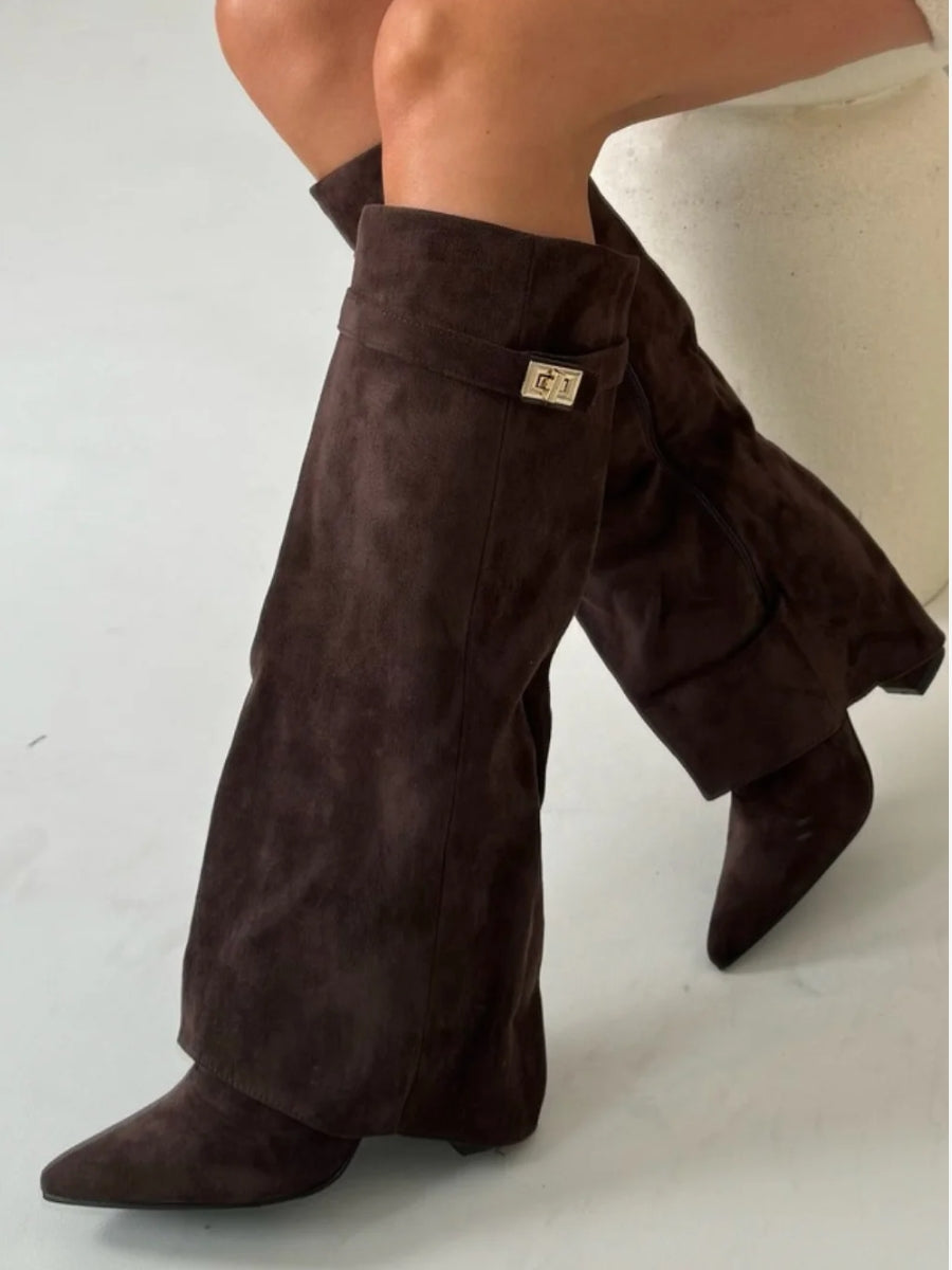 Moderne kvinneboots i knehøy stil med komfortabel blokkhæl, utført i lekkert beige skinn.