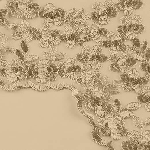 Knelang kvinnekjole: Festklar med trendy blomstertrykk og en smakfull, matchende cardigan.