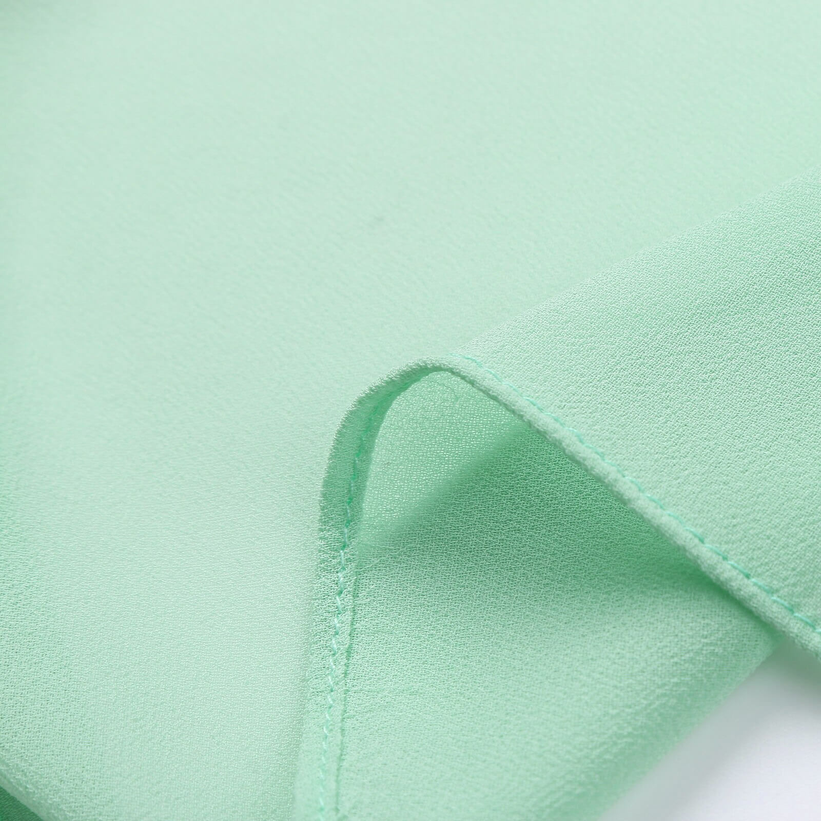 Trendy knelang kvinnekjole med blomstertrykk og cardigan, perfekt for både formelle og uformelle anledninger.