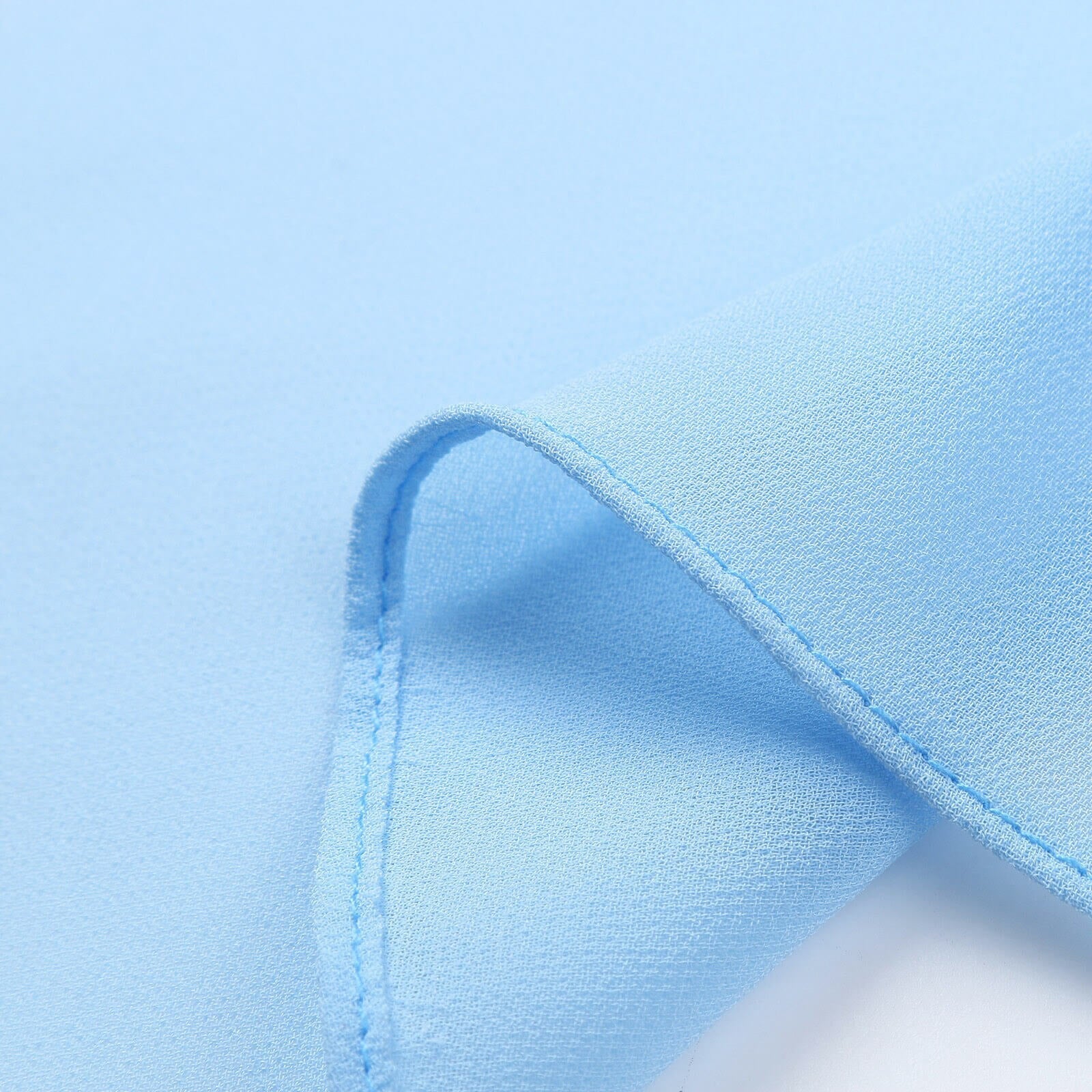 Komplett sett: Knelang kvinnekjole i blomstermønster og en matchende cardigan for damer.