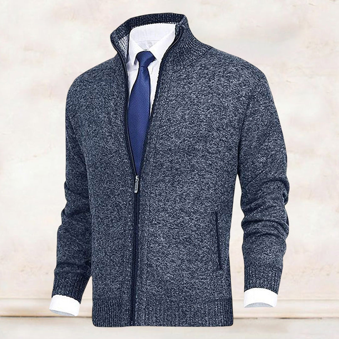 "Komfortabel beige vår-cardigan for herre med ribbestrikkede kanter og sidelommer, perfekt for stil og fleksibilitet."