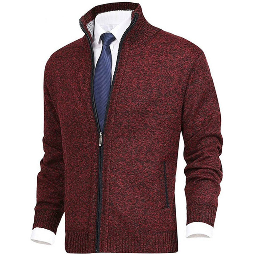 "Komfortabel beige vår-cardigan for herre med ribbestrikkede kanter og sidelommer, perfekt for stil og fleksibilitet."