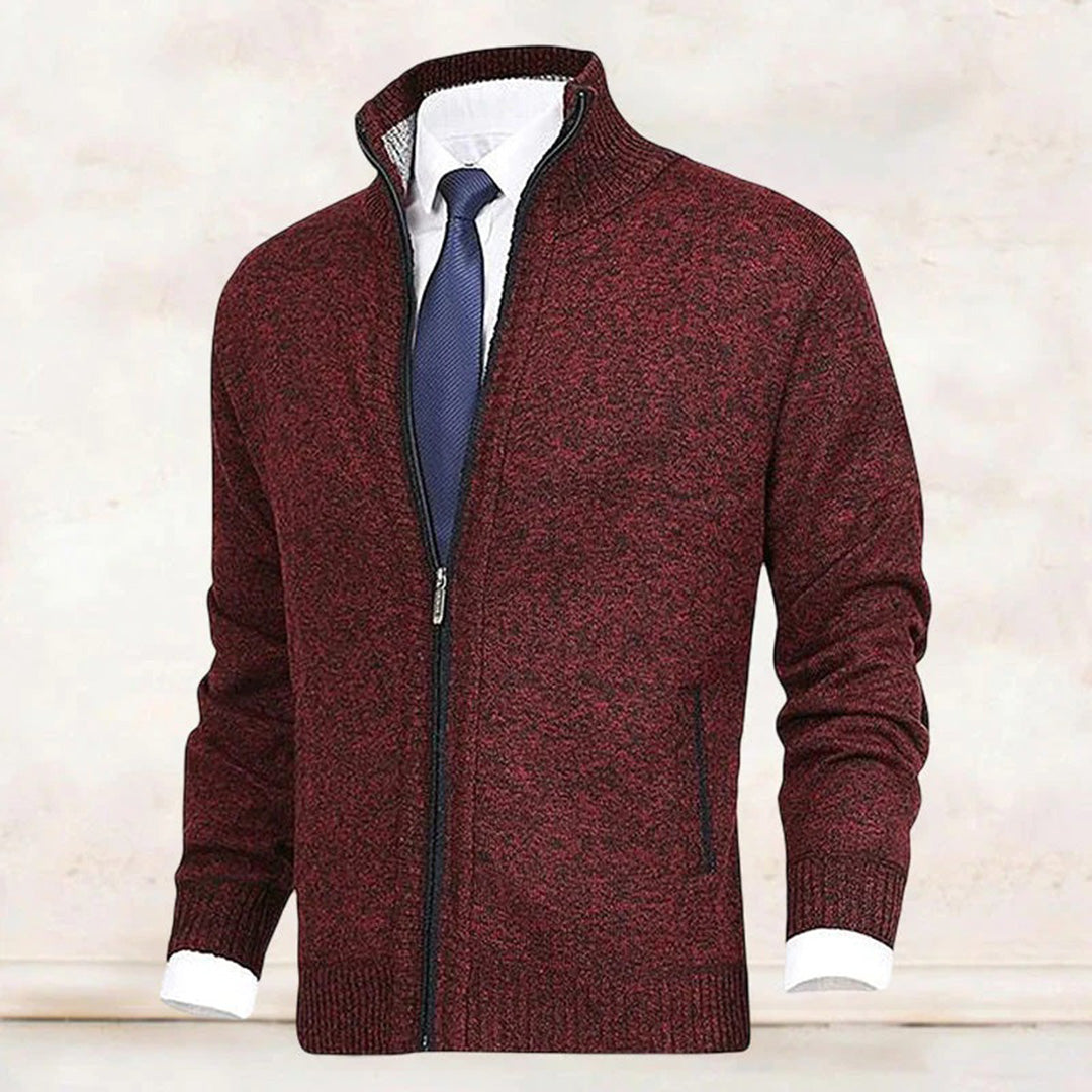 "Komfortabel beige vår-cardigan for herre med ribbestrikkede kanter og sidelommer, perfekt for stil og fleksibilitet."