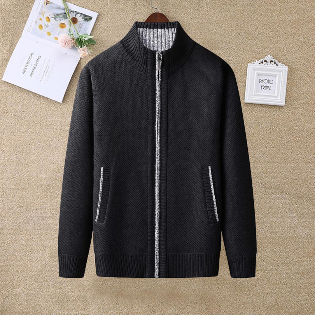 "Komfortabel beige vår-cardigan for herre med ribbestrikkede kanter og sidelommer, perfekt for stil og fleksibilitet."